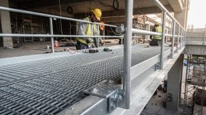 un ouvrier qui travaille sur une structure en métal