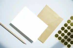 une enveloppe et d'autres fournitures