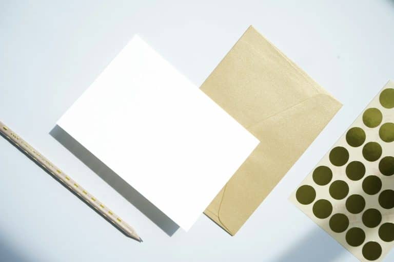 une enveloppe et d'autres fournitures