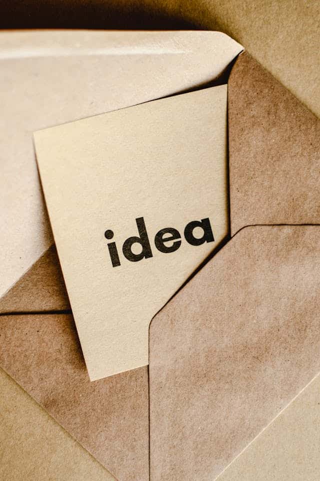 une carte idea qui sort d'une enveloppe Kraft