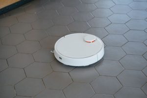 un aspirateur robot sur du carrelage