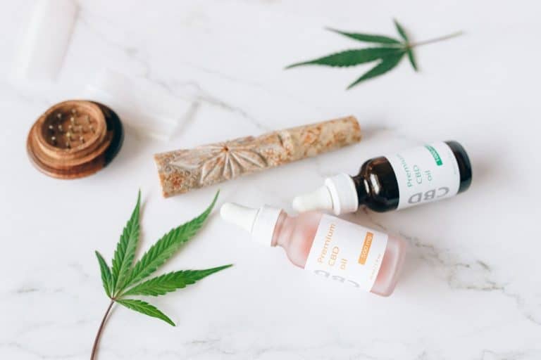 du cbd et des feuilles de cannabis