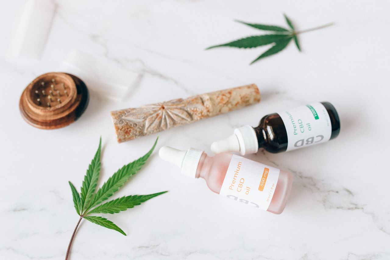 du cbd et des feuilles de cannabis