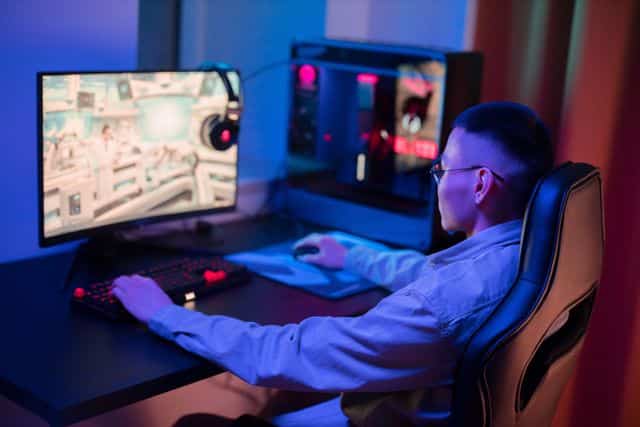 un gamer en train de jouer