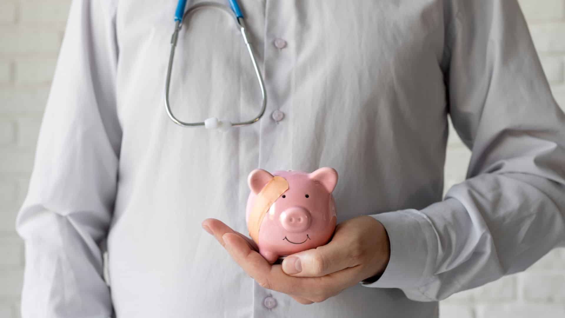 un médecin avec une tirelire dans la main