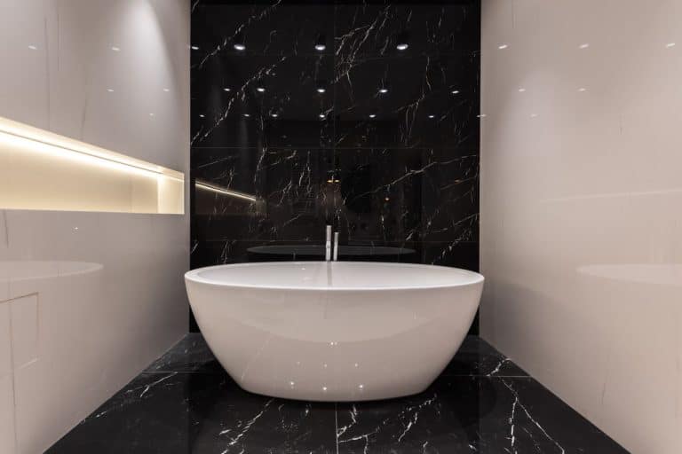 une belle baignoire dans une magnifique salle de bain