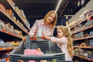 une maman et sa fille qui font les courses