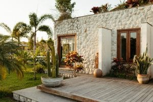 terrasse bois devant une bonne maison