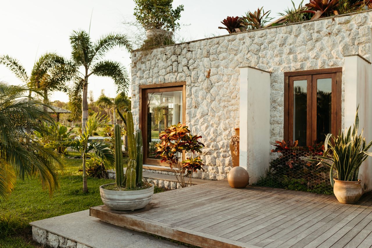 terrasse bois devant une bonne maison